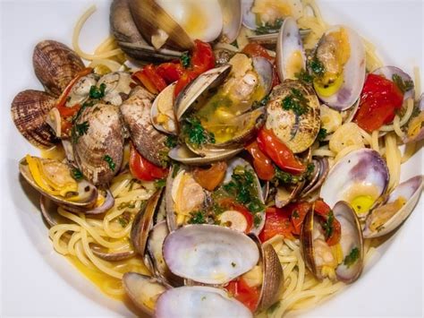There is a white version and a red version, we are making it is basically an evolution of spaghetti algio e olio with the addition of clams. Recette - Spaghetti Alle Vongole - Pâtes | Galbani