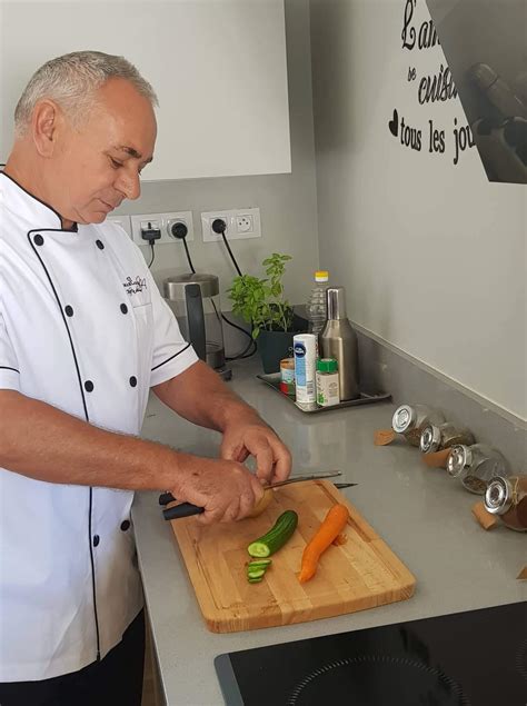 Dans le bol de votre robot, versez un peu d'eau, ajoutez la levure de boulanger, la moitié de la farine, puis le reste d'eau et le reste. Marc Chef - Votre chef à la maison - 🏡