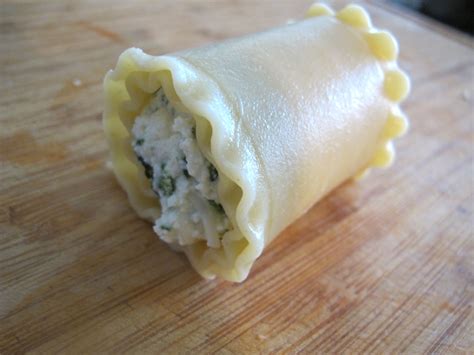 Spinach Lasagna Rolls With Roasted Red Bell Pepper Alfredo Sauce