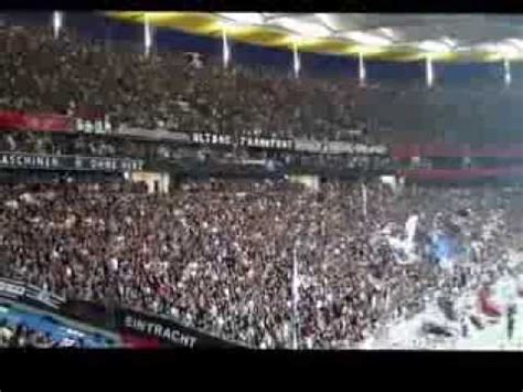 Am anfang hatten alle die ungewissheit, wie es ohne sie ist. Eintracht Frankfurt Fans. Das ganze Stadion hüpft. Fans ...