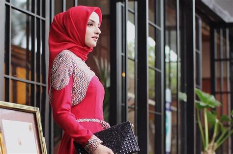 Elegan And Bold Ini 7 Dress Merah Selebgram Hijab Untuk Kondangan