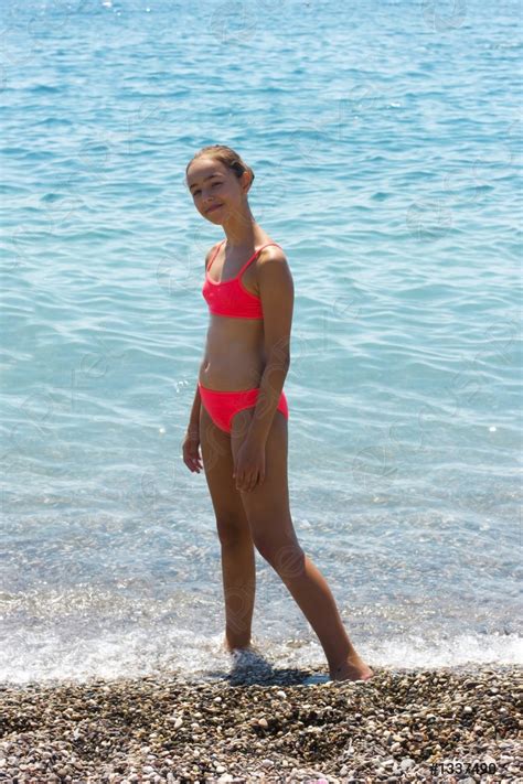 Hübsches Junges Mädchen Im Bikini Das Am Strand Foto Vorrätig 1337490 Crushpixel