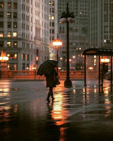 pin de guisela alvarez en mientras cae la lluvia fotos nocturnas lluvia en la ciudad y
