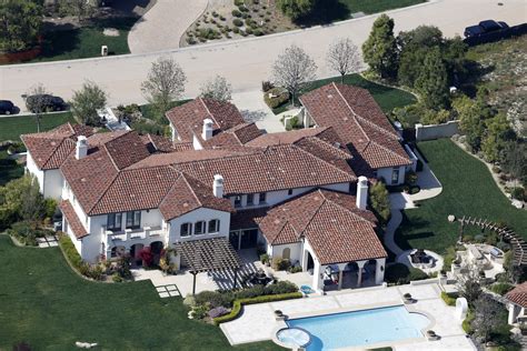 Khloe Kardashian Says Bye Bye To Her Beautiful Calabasas Mansion