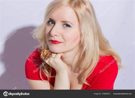 Retrato Moda Mulher Loira Sexual Com Lábios Vermelhos Lustrosos Provocantes Fotos Imagens De
