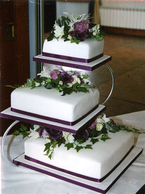 This cake is very versatile, as the bakery has made it with white icing and displayed with roses or tropical flowers. Fashion and Art Trend: Elegant Wedding Cake
