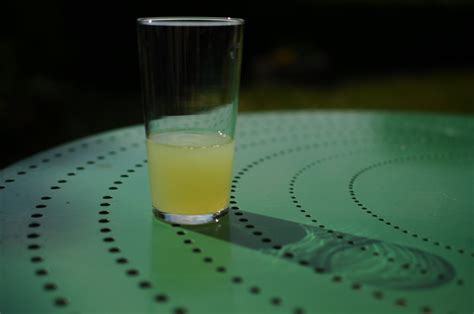 무료 이미지 유리 식품 녹색 색깔 음주 노랑 조명 칵테일 리큐어 모양 매크로 사진 주류 증류수