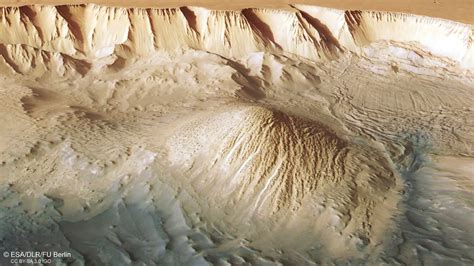 See The Solar Systems Biggest Canyon Up Close Mesmerizing Mars Photos