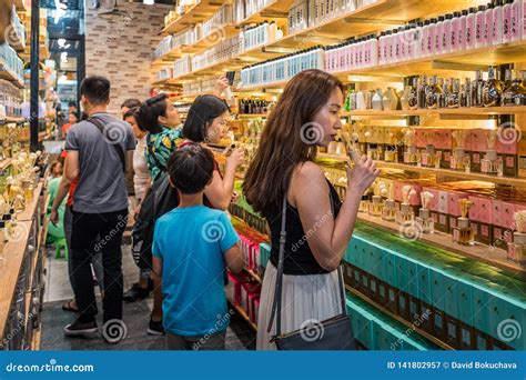 Women Smell Fragrance In The Shop Chatuchak Weekend Marketbangkok