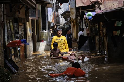 Indonesia Flooding Forces Evacuation Of More Than 400000 People With