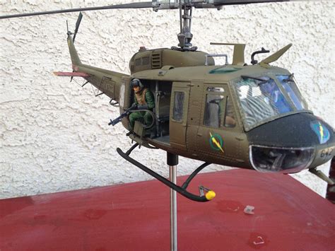 Uh 1d Huey With 4 Crewmen Plastic Model Helicopter Kit 135 Scale