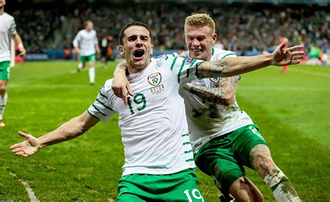 Comenta con tu cuenta de facebook. Robbie Brady seals win vs Italy Euro 2016 | Ireland ...