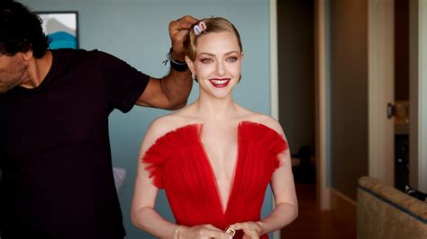 The Story Behind Amanda Seyfrieds Stunning Oscars Gown Vogue