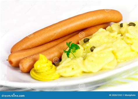 Frankfurter Würstchen Mit Senf Kartoffel Stockfoto Bild Von Rolle