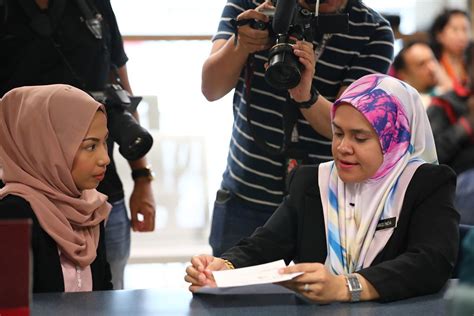 Maszlee malik memberi kemudahan kepada anak angkat bukan warganegara untuk bersekolah di sekolah kerajaan mulai tahun 2019. Portal JPN - Sesi Rakaman Syariah Meja Bulat Bersama ...