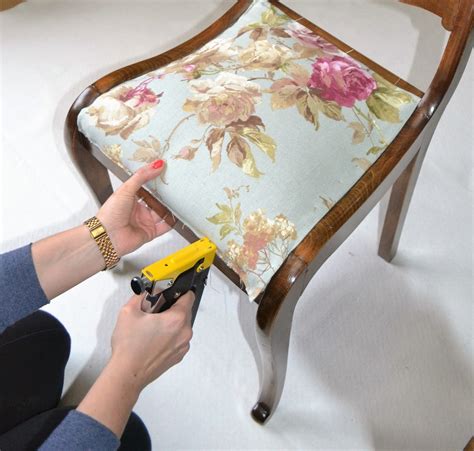 El tapizado que escojamos puede transformar la apariencia de nuestro comedor, salón u oficina. El Rincón de la Creación: DIY ¿Tapizamos una silla?