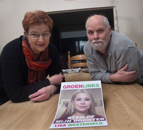 Verkiezingsposter voor de tweede kamerverkiezingen. Vader GroenLinks-kandidate roept met poster op tot stemmen ...