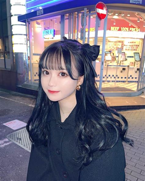 しみずくるみさんのインスタグラム写真 しみずくるみinstagram「・ プレイリストに入れたいのでおすすめの曲教えてください🎧 コートは Honeyantshop さんのものです