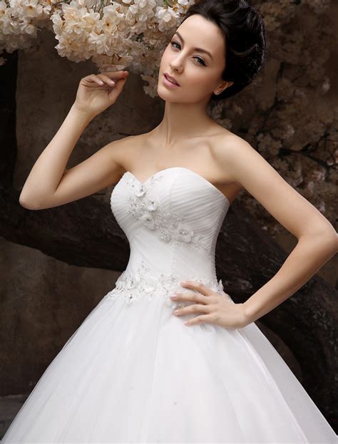 Floor Length White Brides Ball Gown Wedding Dress With Sweetheart Neck