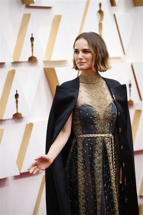 Oscars 2020 Natalie Portman Salutes Female Directors With Cape Los