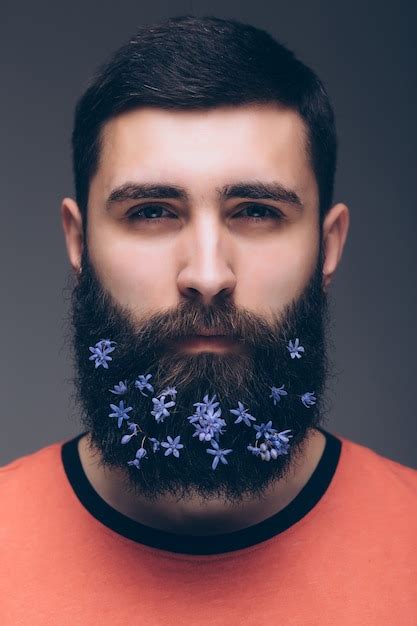 Portrait Créatif Du Jeune Bel Homme Avec Une Barbe Décorée De Fleurs
