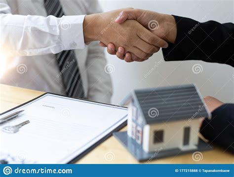 The Property Manager Shake Hands With Congratulations On The Customers