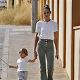 Eva González: de paseo con su hijo Cayetano tras la vuelta al trabajo ...