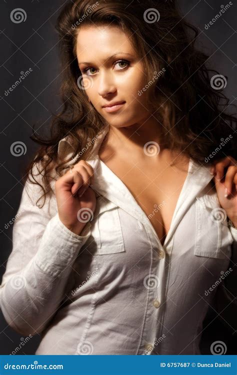 Rondborstige Jonge Vrouw Stock Afbeelding Image Of Heet