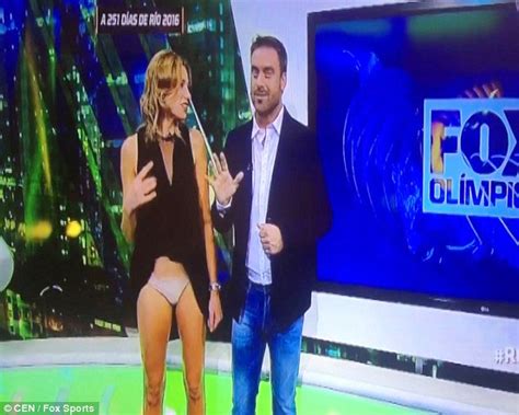 News Reporter Flashed Viewers When She Accidentally Lifted Up Her D Scoopnest