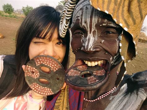 置物 エチオピア少数民族ムルシ族の唇に入れる皿 文化的価値有