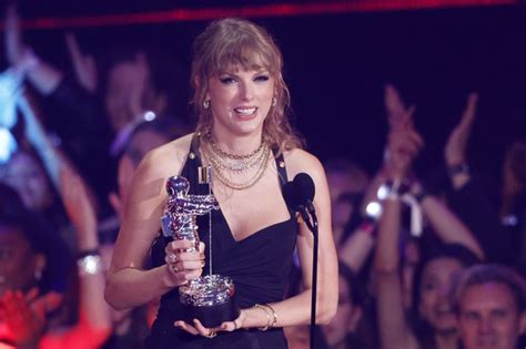 Taylor Swift Wins Top Artist At Billboard Music Awards