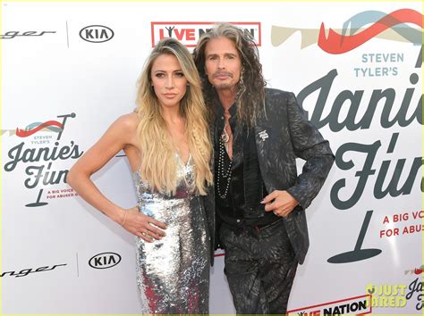 steven tyler and girlfriend aimee preston share a smooch at grammy viewing party photo 4023550