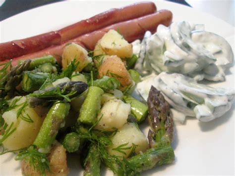 En Verden Af Smag Pølser Kartoffelsalat Med Asparges Og Agurker I