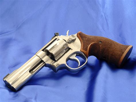 Smith And Wesson Revolver Hd Wallpaper Background Image 2048x1536