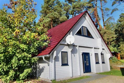Featuring a dvd player, the holiday home has a kitchenette with a dishwasher, a microwave and a fridge, a living room, a dining area, 1 bedroom, and 1 bathroom with a shower. Ferien-HAUS OSLO in Silz Mecklenburg-Vorpommern ...