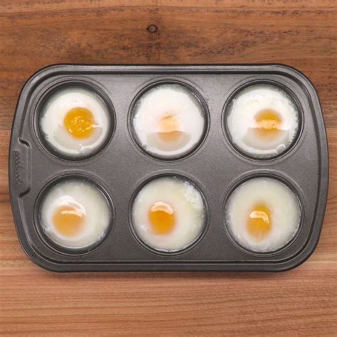 Muffin Pan Poached Eggs Recipe And Video Tiphero Eggs In Muffin Tin