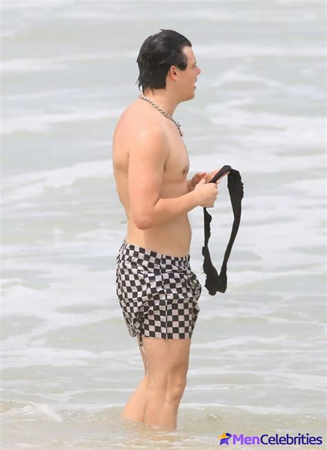Leaked Yungblud Flaunts His Bare Chest On The Beach And May Be