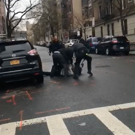 Video Shows Police Officers Beating Men On Manhattan Street In Wild Melee The New York Times