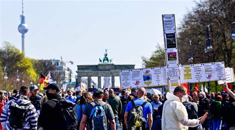 Verständnis für die demonstranten äußern bloß. Demos in Berlin: Tausende protestieren gegen ...