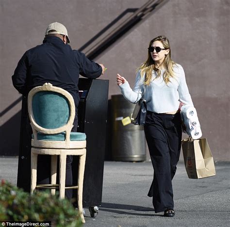 Elizabeth Olsen Flashes A Bit Of Midriff As She Shops Daily Mail Online