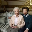 La Reina Isabel con su hija la Princesa Ana en una sesión por su 90 ...