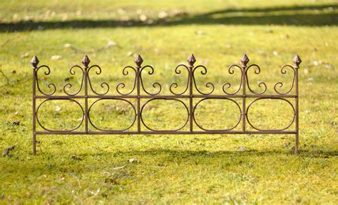 Beetbegrenzungen helfen dabei den überblick zu behalten und eine klare abtrennung zwischen den bereichen in ihrem garten zu. Beetumrandung 37 x 81 cm Beetzaun aus Metall ...