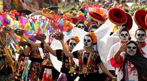 Día De Los Muertos México Conmemora Esta Fecha Con Un Colorido Desfile