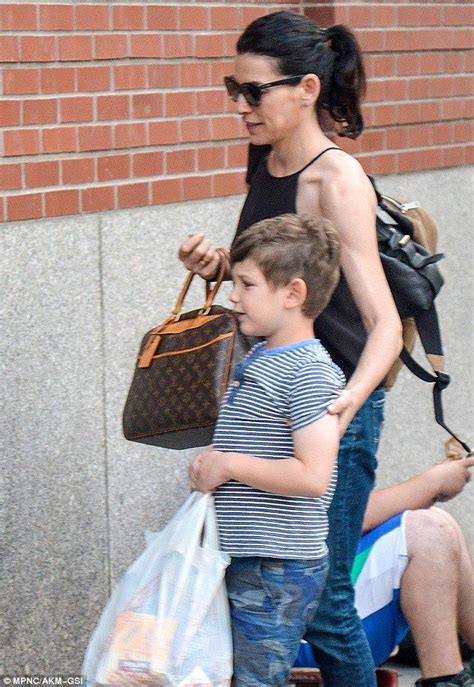 Julianna Margulies Runs Errands With Six Year Old Son Kieran Julianna Margulies Julianna Olds
