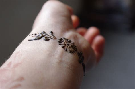 Simple Wrist F Flower Tattoo Henna Mehndi Tattoos