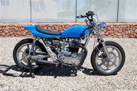 Four stroke, parallel twin cylinder, sohc, 2 valves per cylinder. Racing Cafè: Yamaha XS 650 1975 Street Tracker