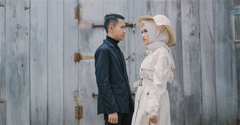 Bude aminah tinggal bersama suaminya pakde toyo, mereka punya anak perempuan yang ikut suaminya di luar kota, sehingga bude dan pakde hanya ditemani pembantunya bernama mbok tuminem. Wanita, Jaga-jaga... 9 Sikap Ini Lelaki Cukup Benci Dan ...