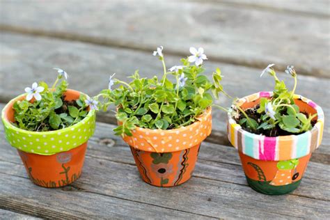 Little kids, in the garden? DIY Mini Flower Garden Pots