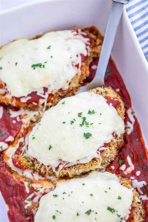 Colorful, bright, and delicious down to the last crumbs. Baked Chicken Parmesan video - Sweet and Savory Meals