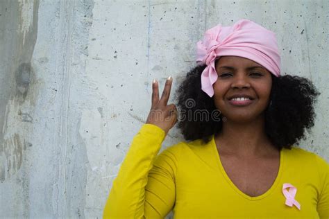 luttez pour la femme de cancer du sein avec le symbole sur le fond rose photo stock image du